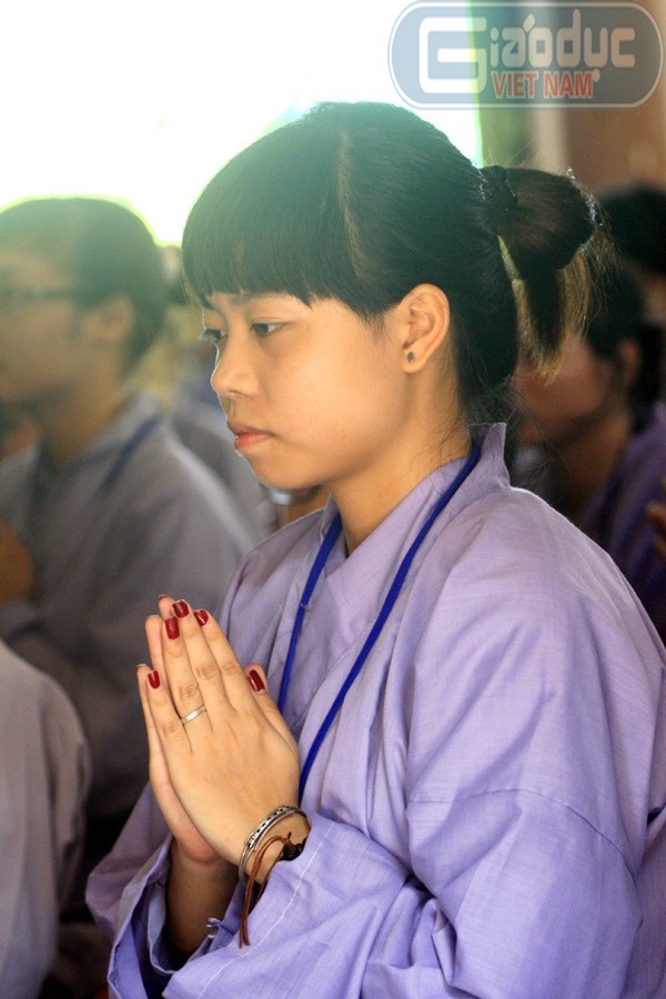 Thành tâm là yếu tố đầu tiên mà bất kì cậu ấm, cô chiêu nào ở Hà Nội cũng phải học khi vào chùa